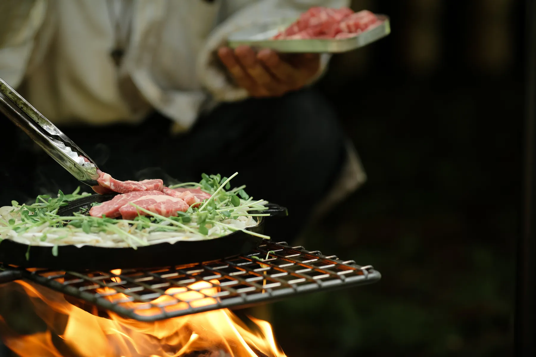 薪火で香ばしく焼き上げる、<br>生ラム肩ロースジンギスカン。