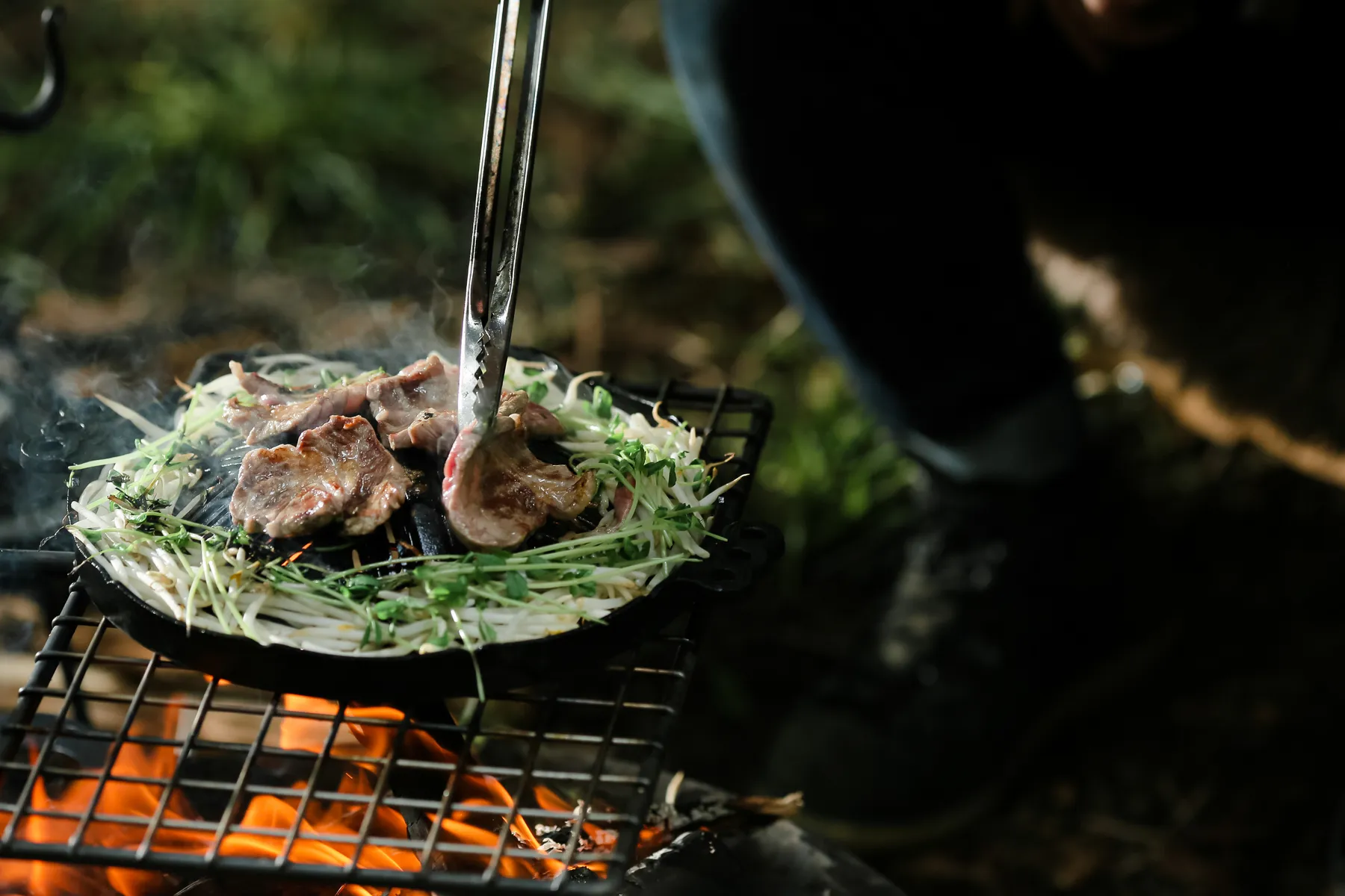 薪火で香ばしく焼き上げる、<br>生ラム肩ロースジンギスカン。